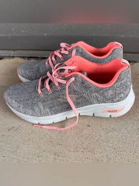 Women’s Skechers Arch Fit Shoes Size 11